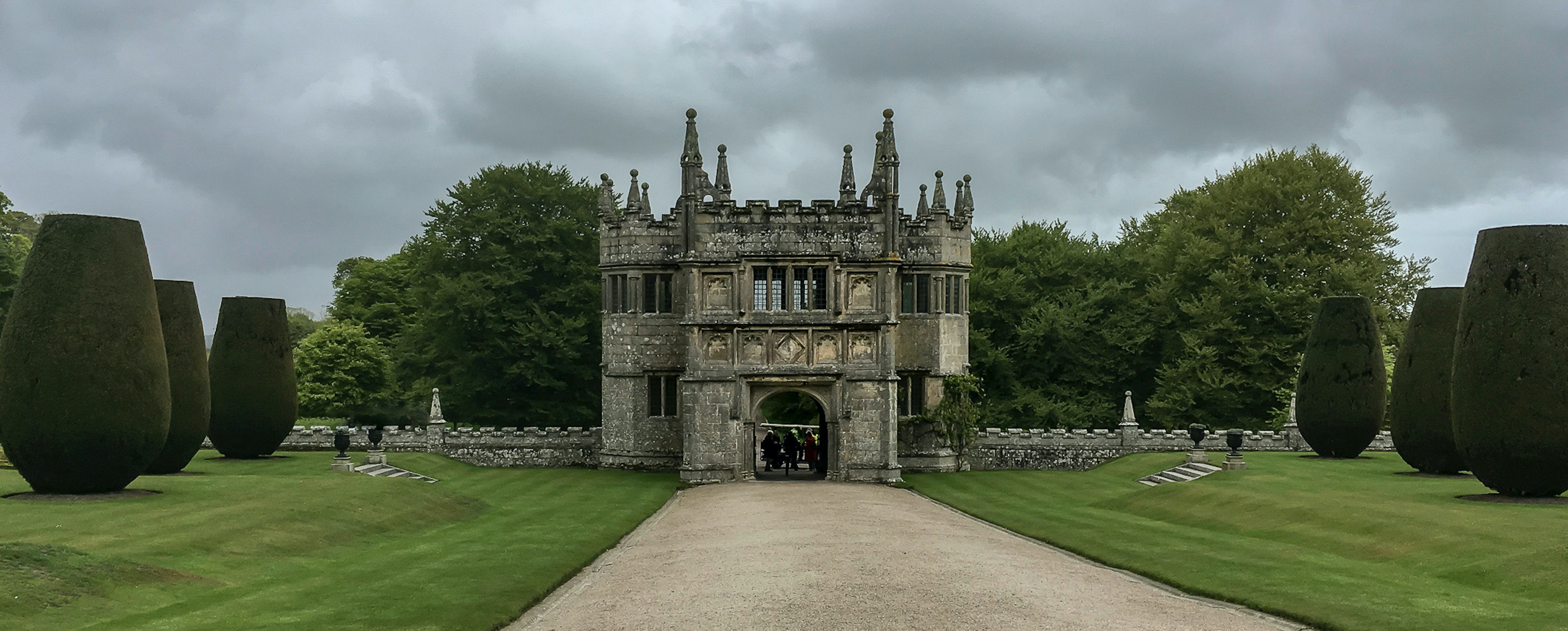 Edificio de hormigón marrón y gris