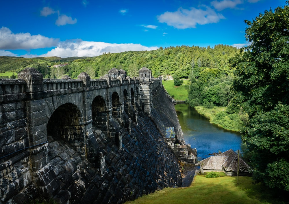 Graue Betonbrücke über den Fluss tagsüber