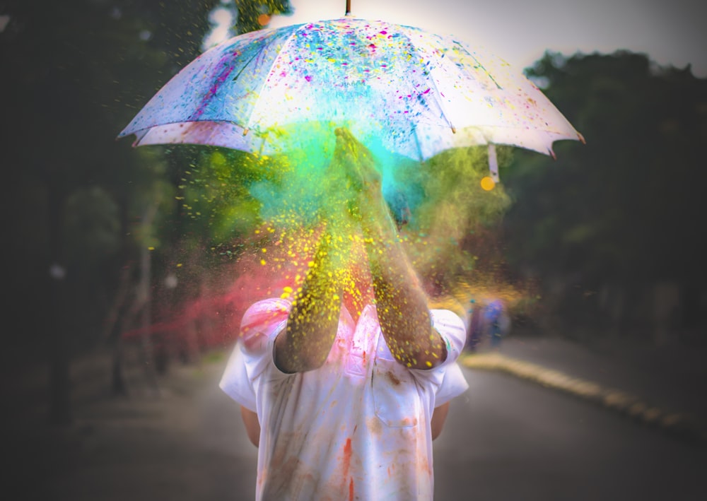 Person in rosa Kleid mit Regenschirm