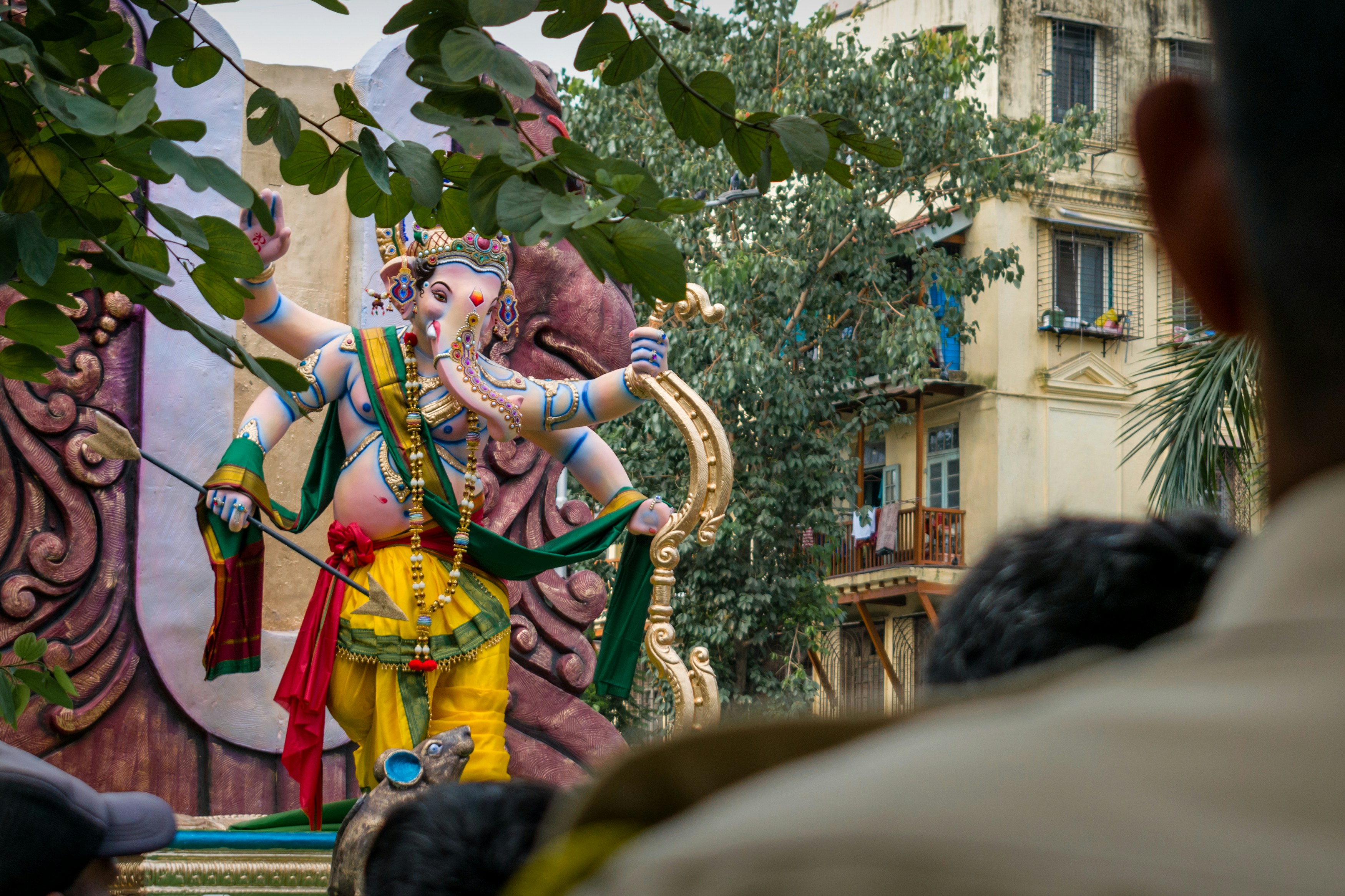 Menschen in grün-gelben Kostümen stehen tagsüber auf grünem Rasen