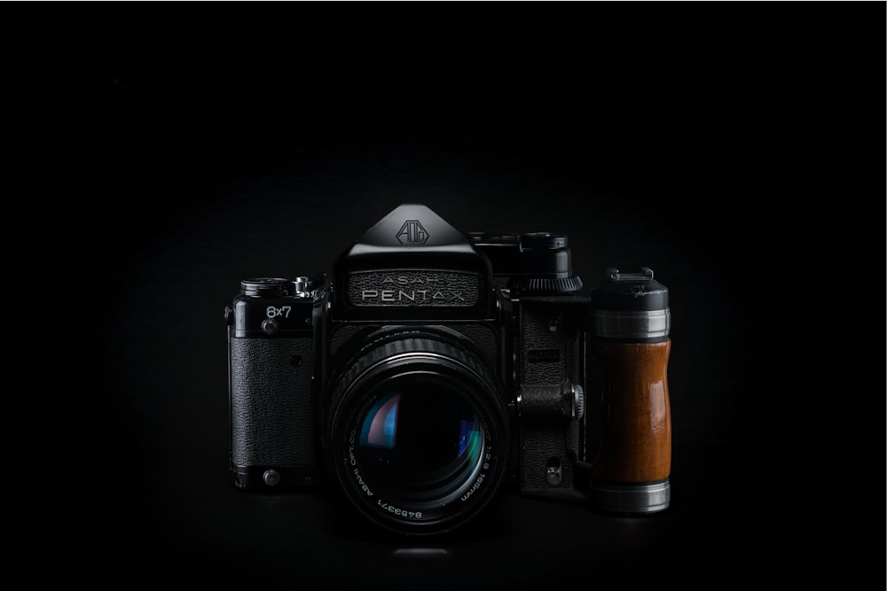 Appareil photo reflex numérique Nikon noir et argent