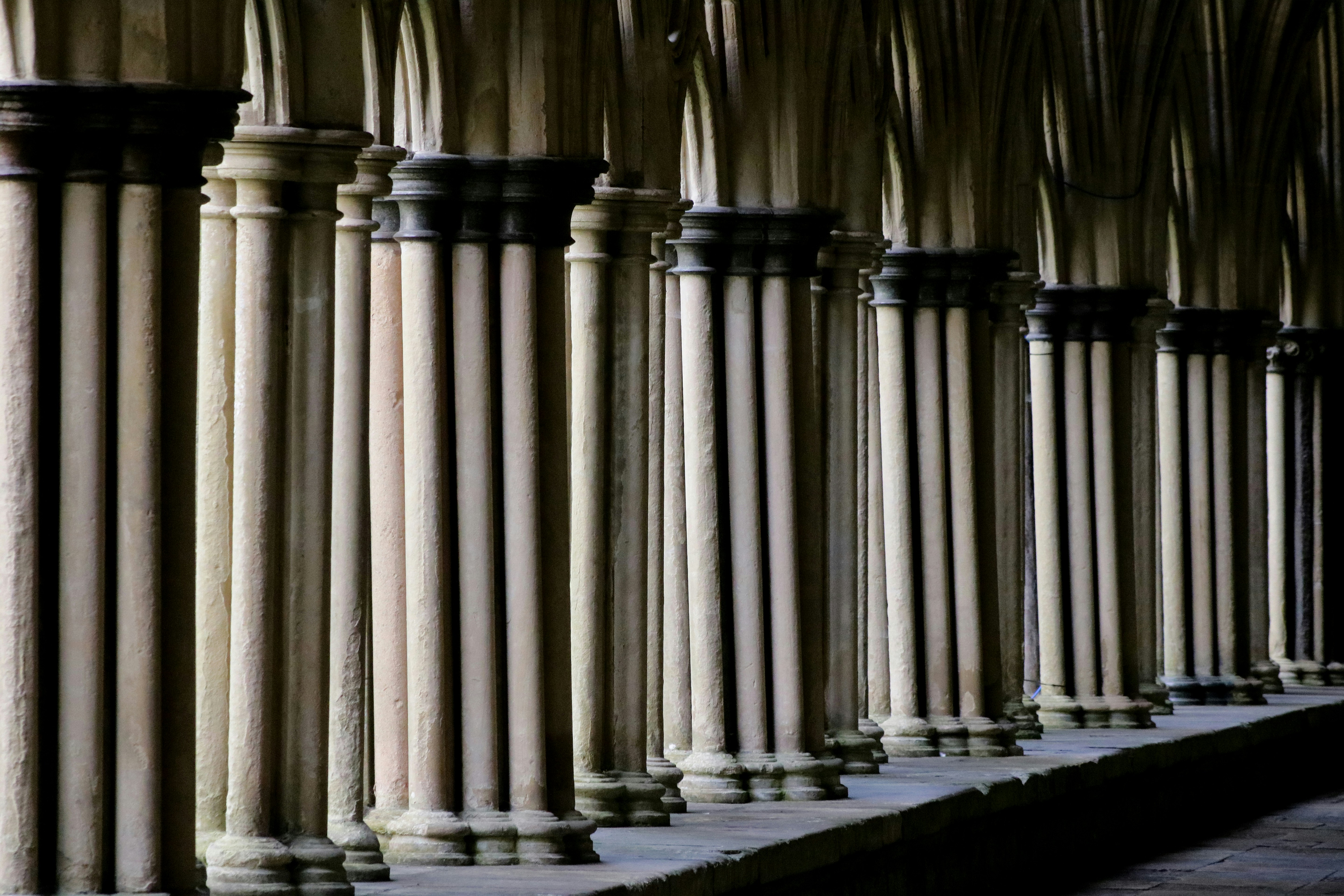 白と茶色のコンクリートの柱