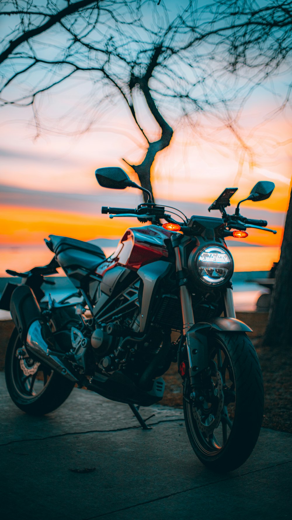 motocicleta preta e cinza durante o pôr do sol