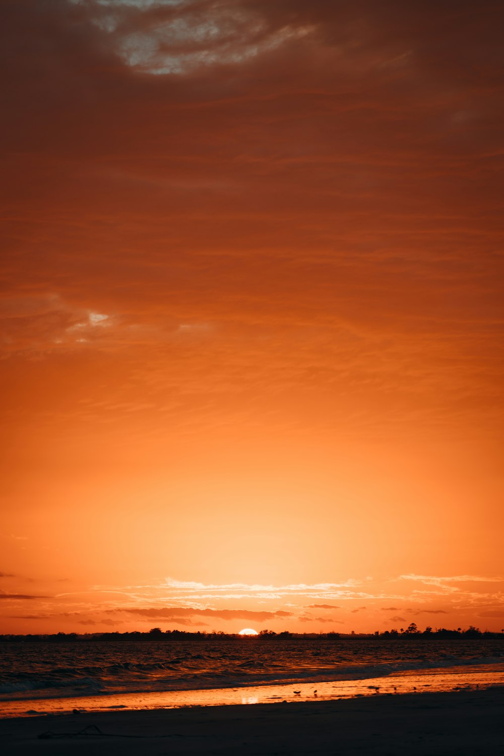 Cielo naranja y azul durante la puesta del sol
