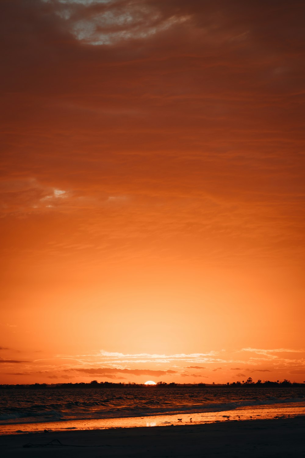 Ciel orange et bleu au coucher du soleil