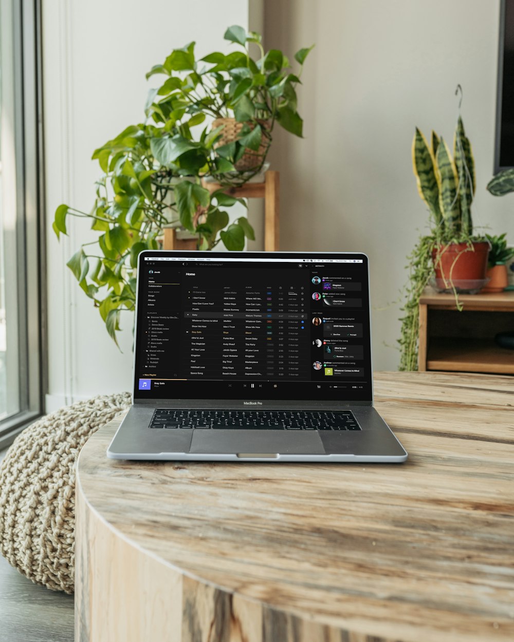 schwarz-silberner Laptop-Computer auf weißem Tisch