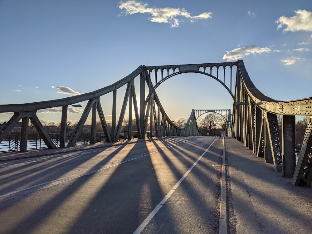 ponte de concreto cinza sob o céu azul durante o dia