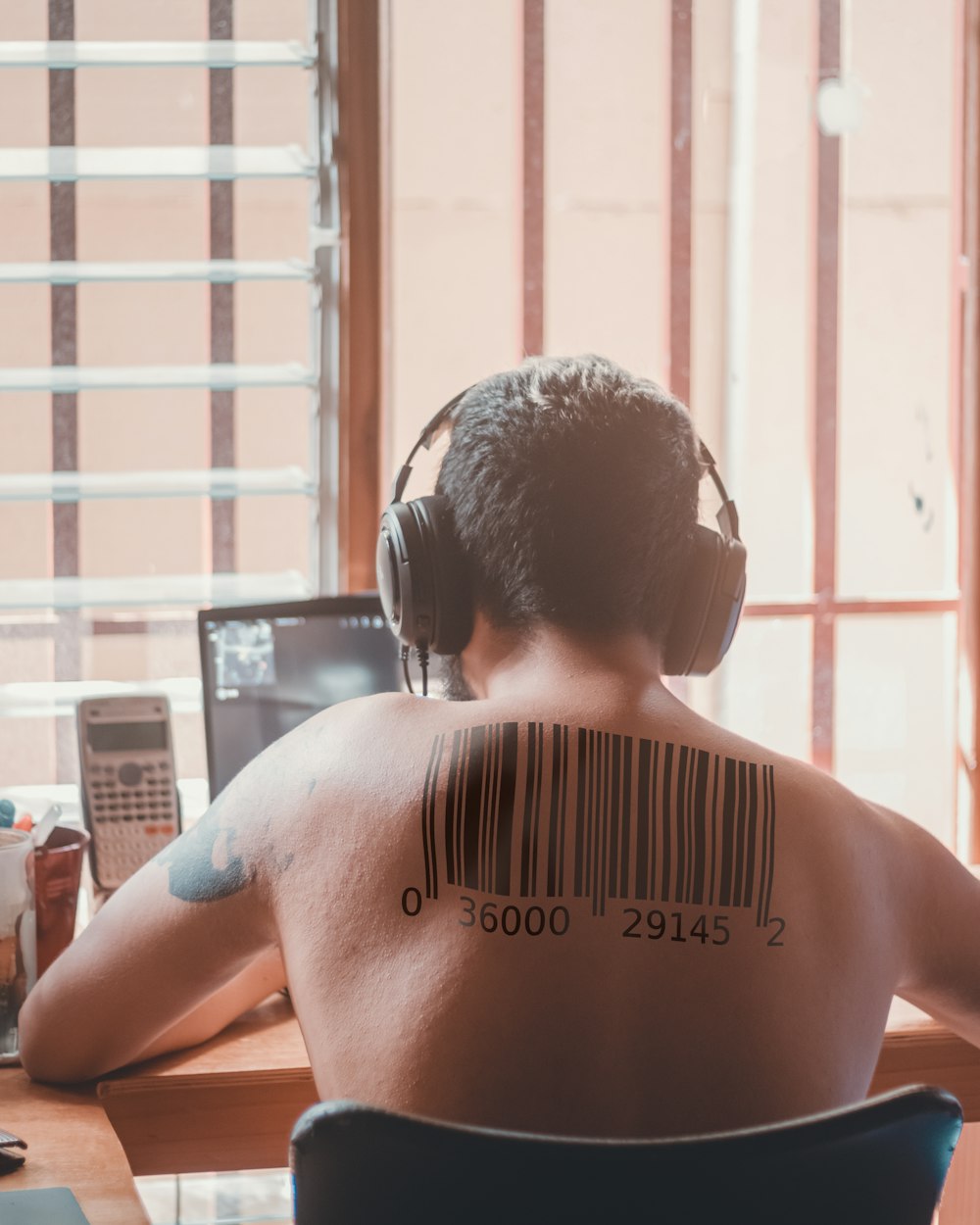 Hombre en topless con auriculares negros