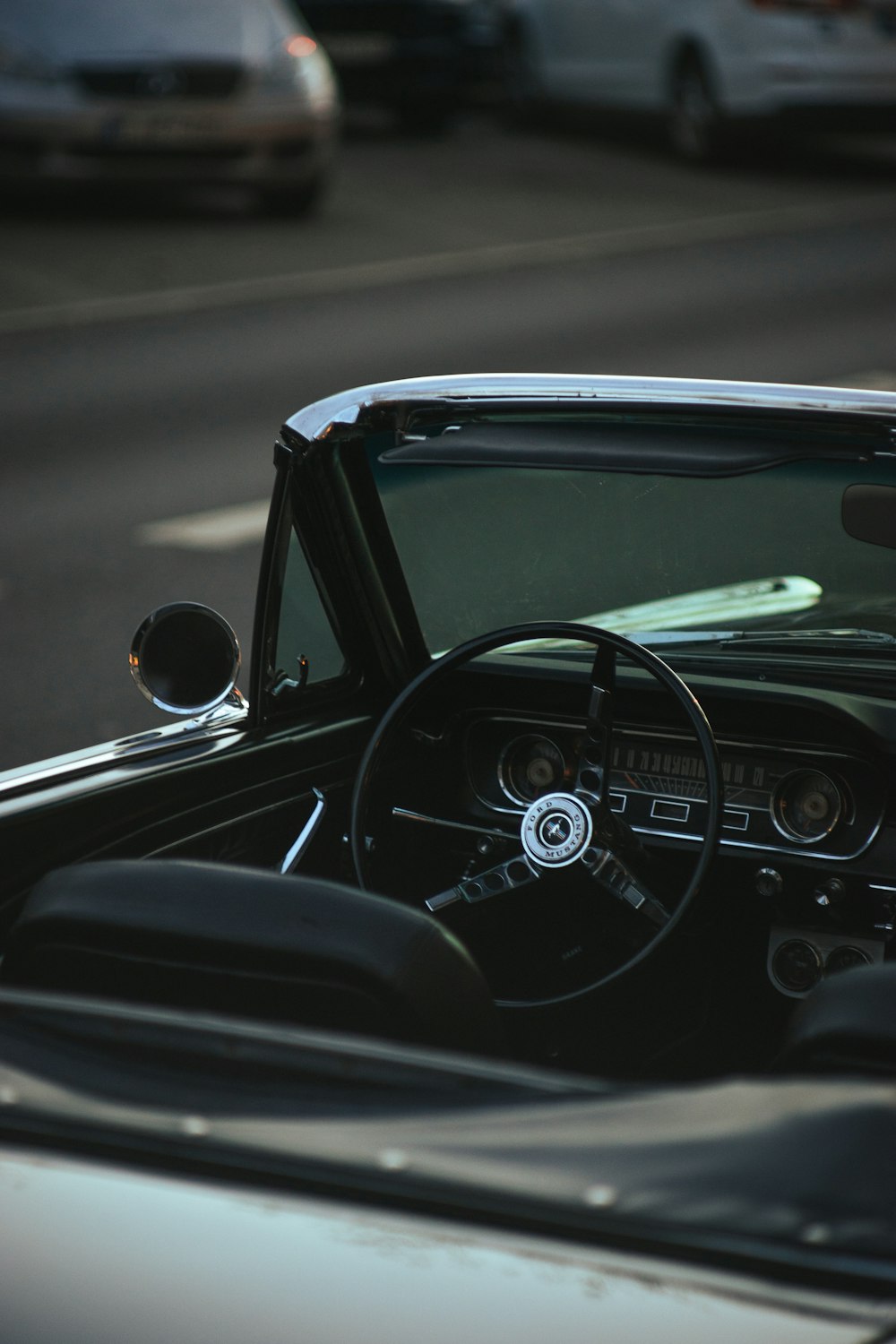 Voiture décapotable noire et argentée