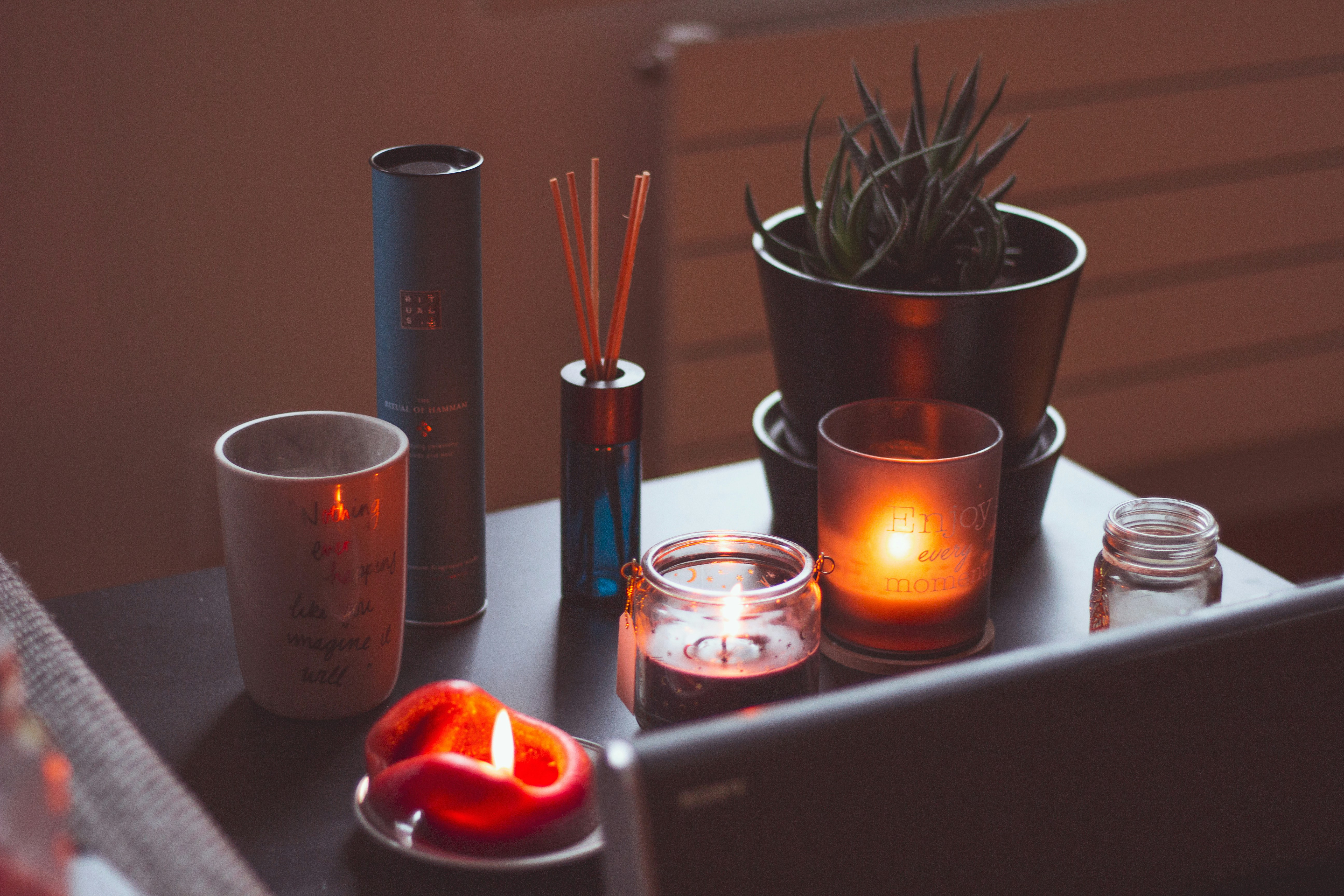 6 Soy Candle Benefits for Simple Cozy Room Makeovers