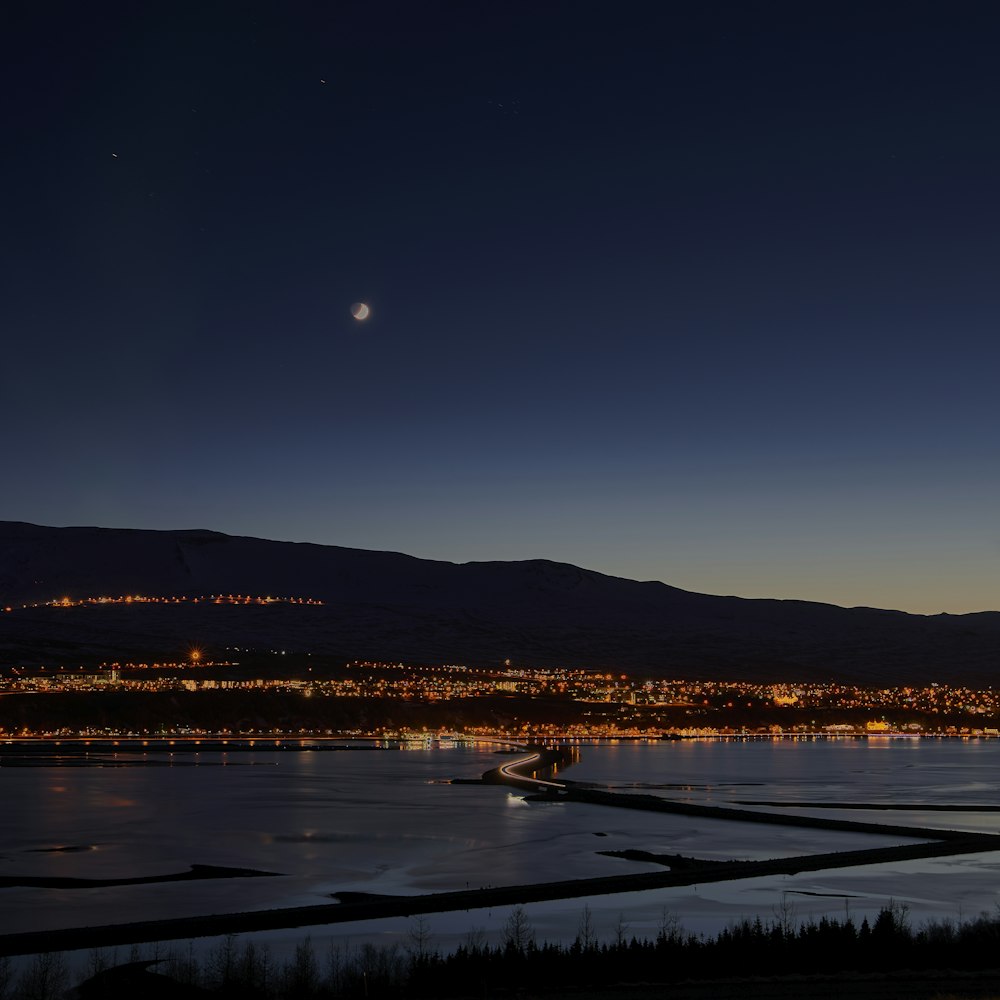 Horizonte de la ciudad durante la noche