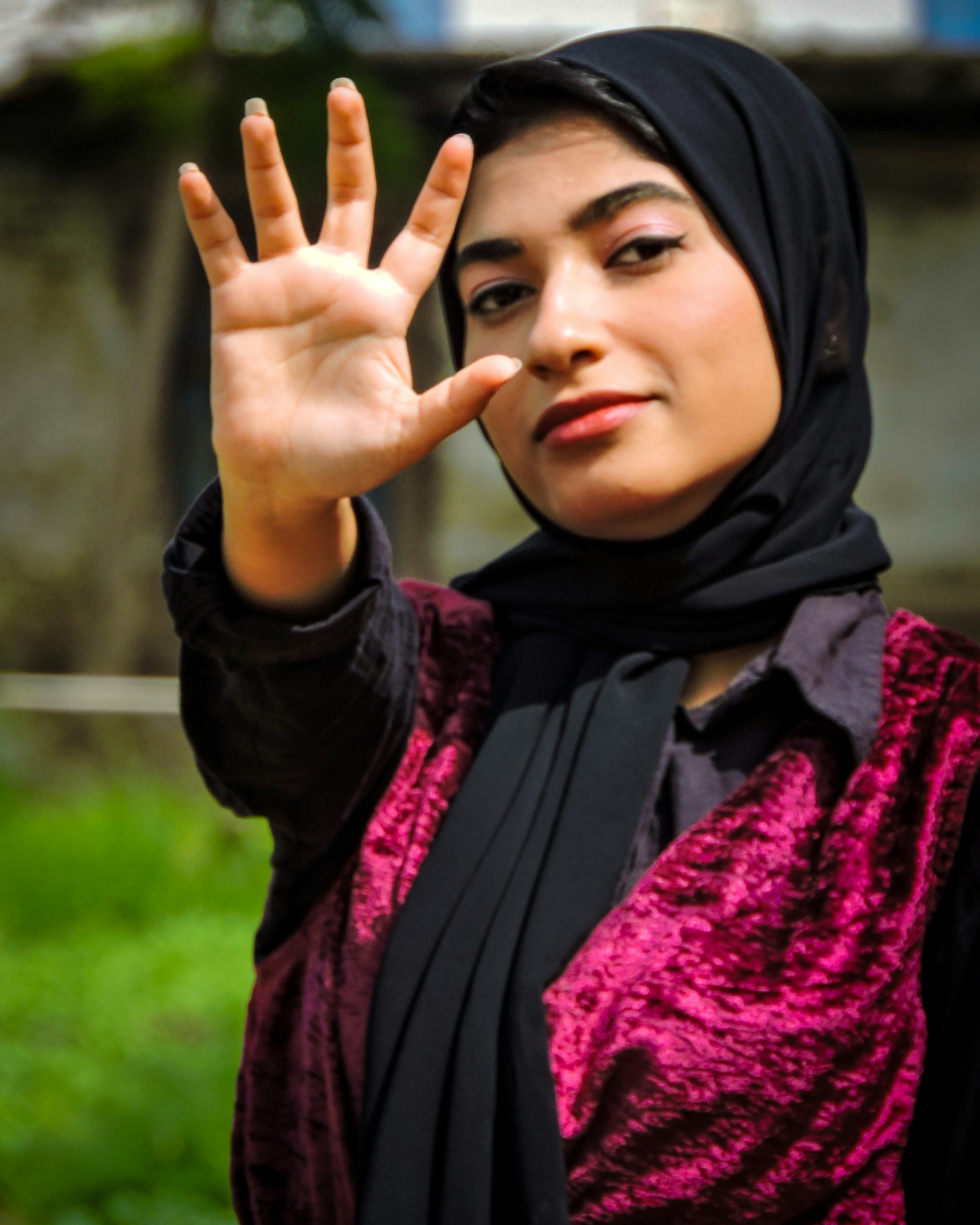 Wanita berhijab ungu dan hitam