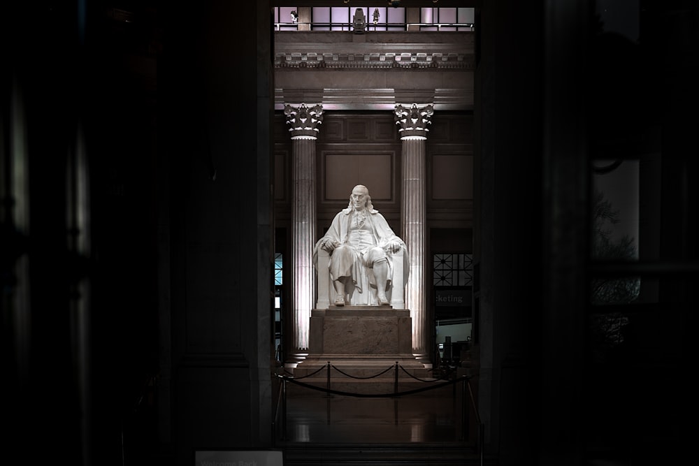 Statue en béton blanc sur table en bois brun