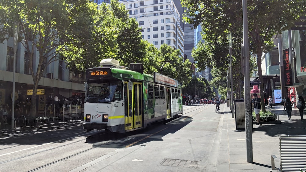 Weiße und grüne Straßenbahn tagsüber auf der Straße