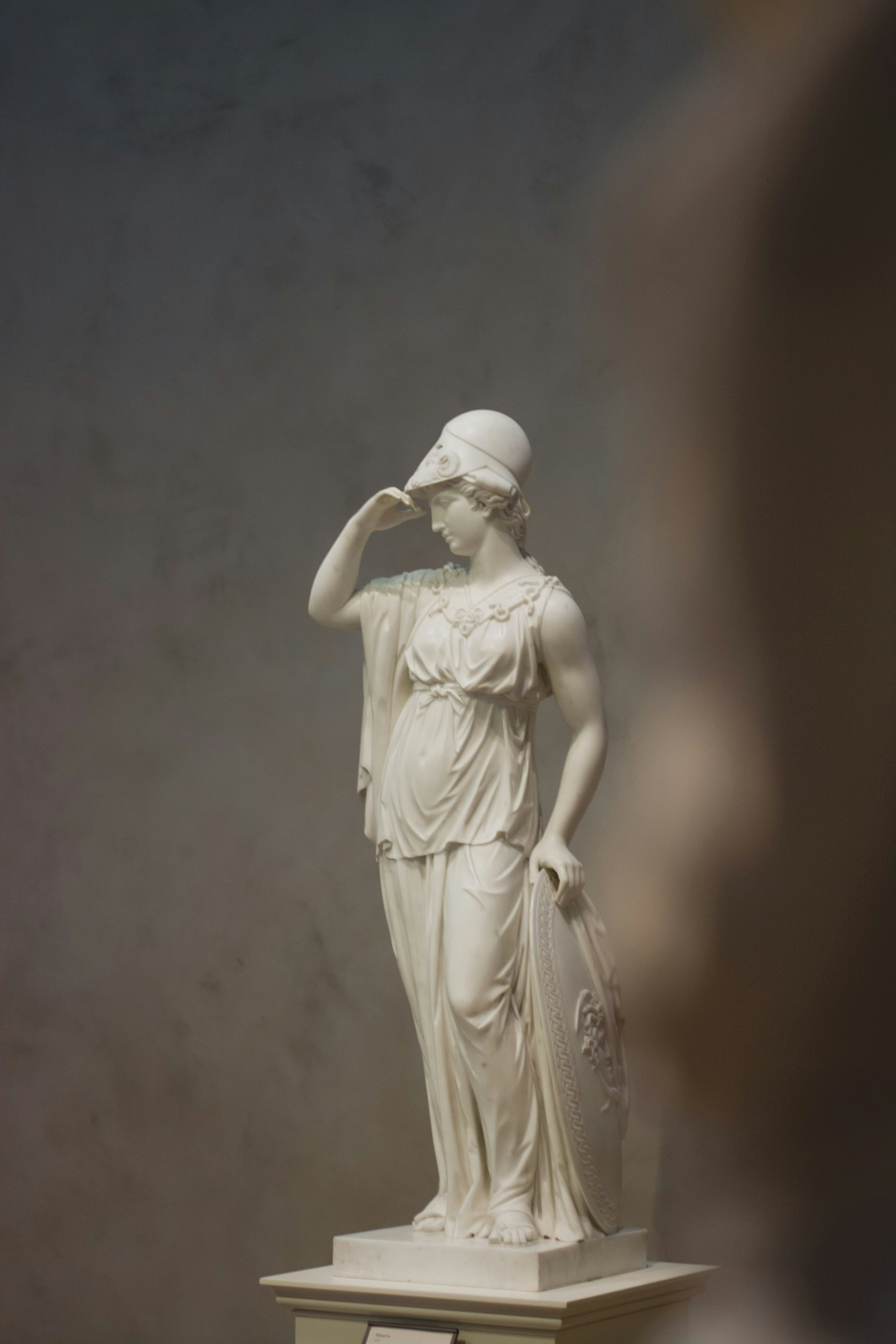 Foto De Estatua De Oro De Un Hombre Imagen Gratuita Escultura En Unsplash