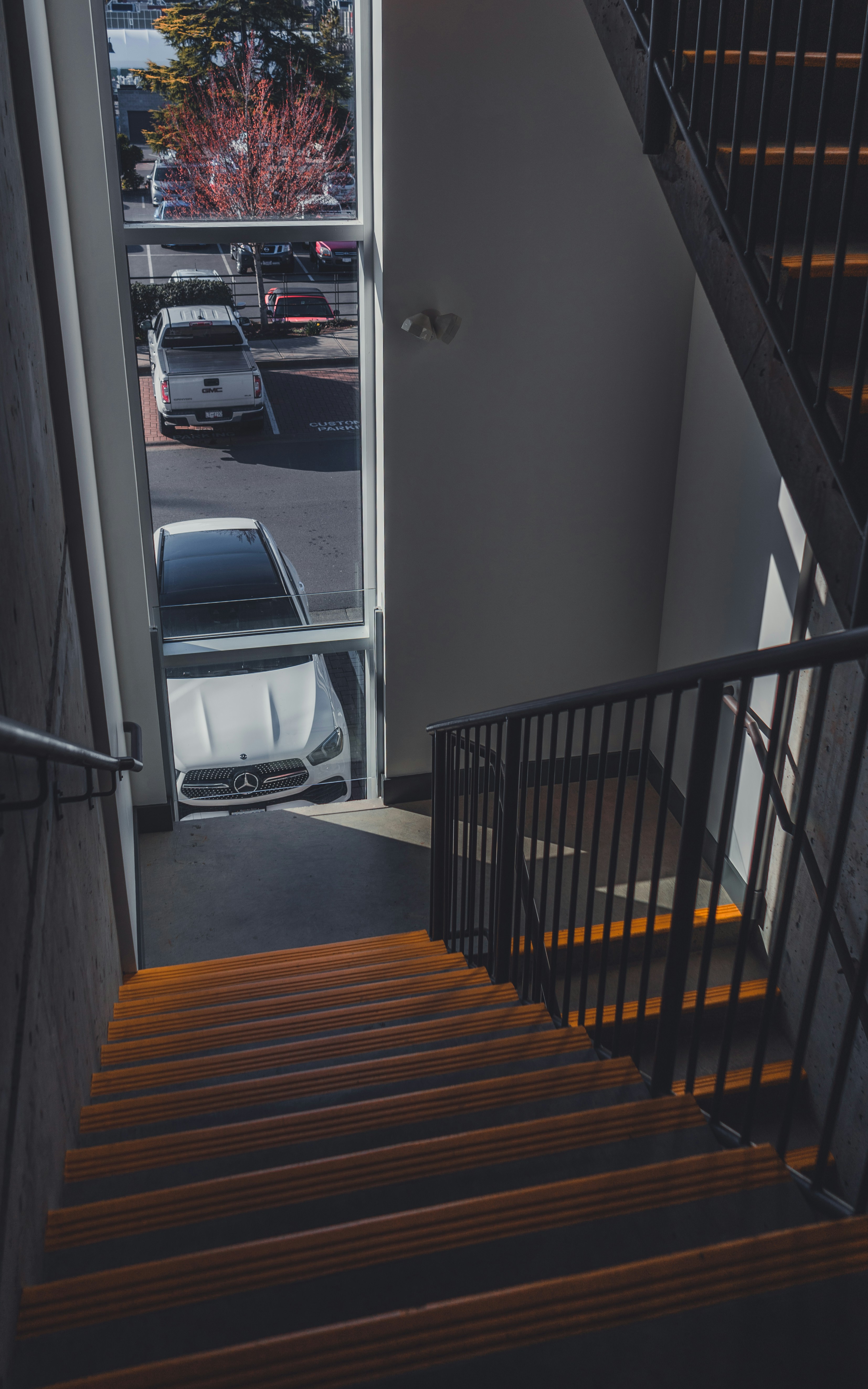 道路脇に停められた白い車の写真 Unsplashで見つけるグレーの無料写真