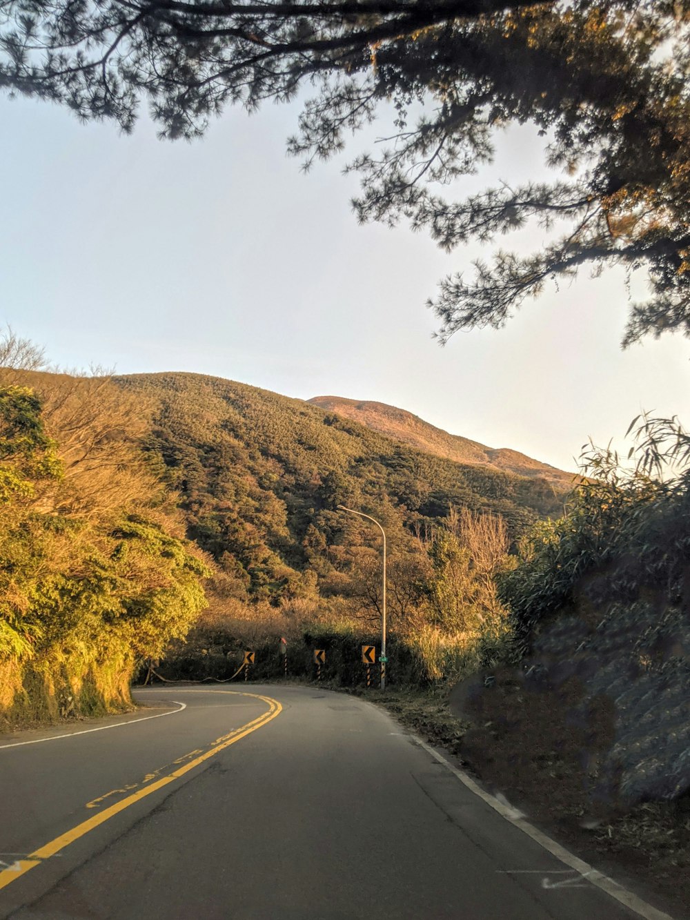 Route goudronnée grise entre les montagnes brunes pendant la journée