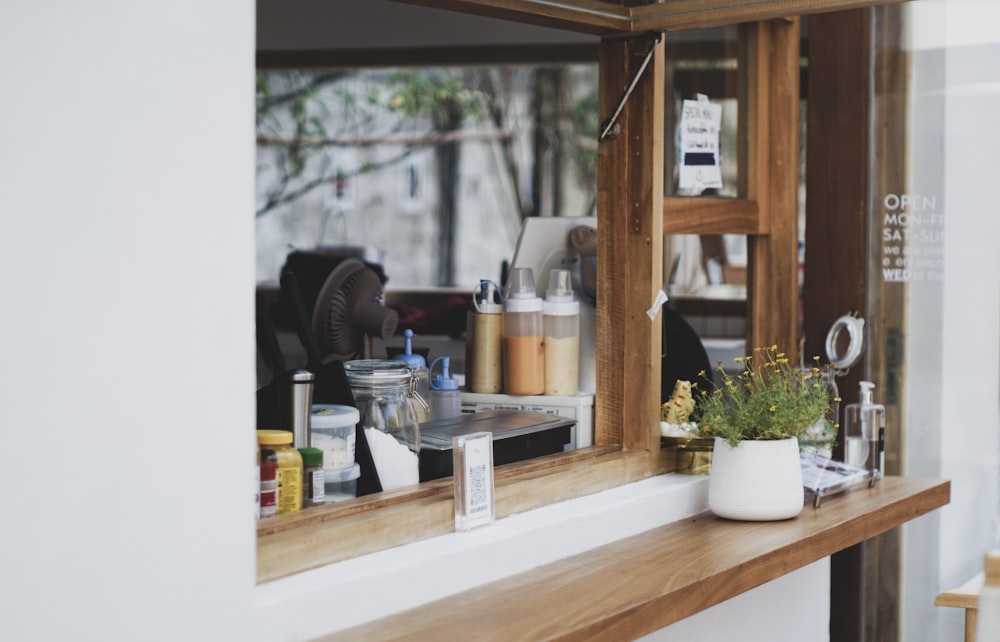 Fenêtre en verre encadrée en bois brun