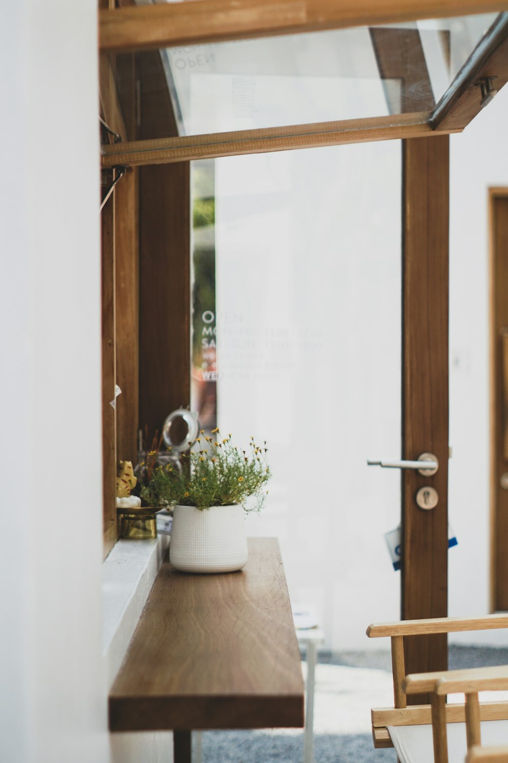 Porte en bois marron avec levier de porte en laiton