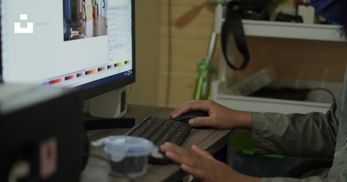 Unsplash Main Using Computer Person using computer on table photo – Free Green Image on Unsplash