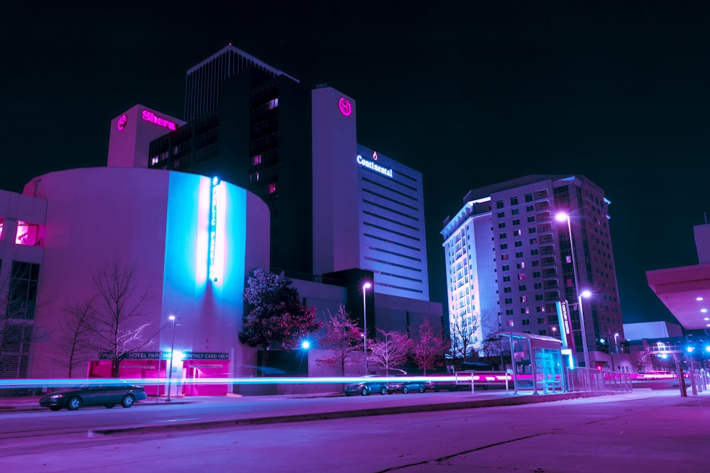 blau beleuchtetes Gebäude während der Nachtzeit