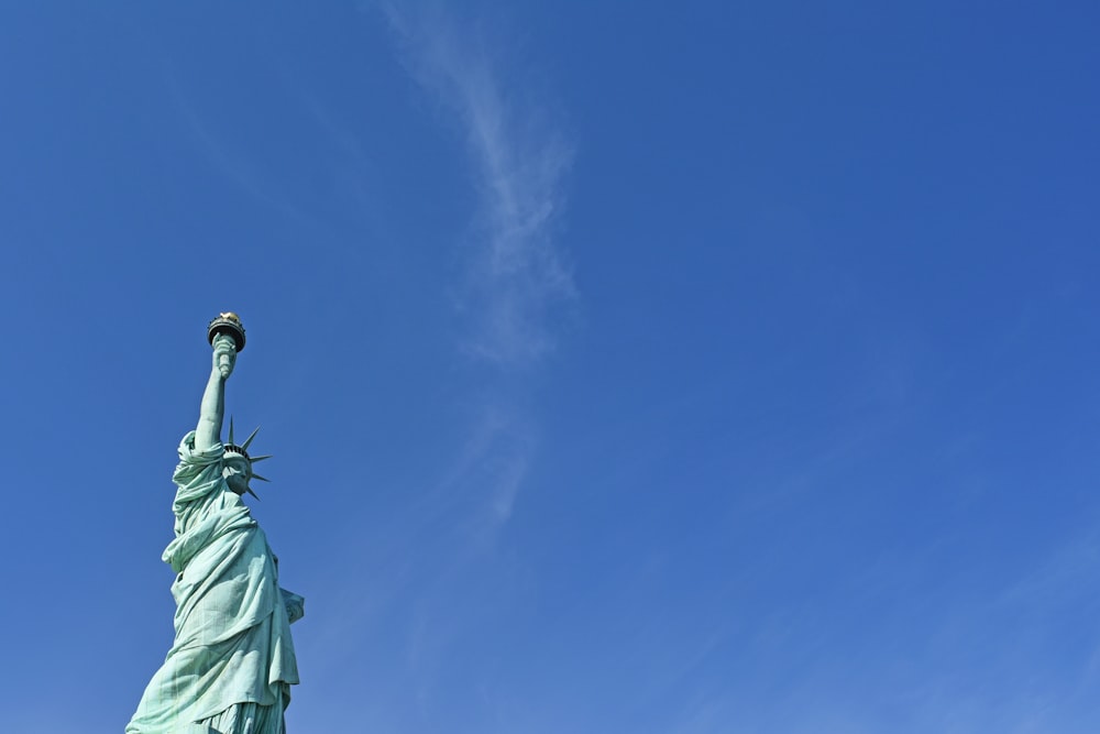 Statua della Libertà sotto il cielo blu durante il giorno