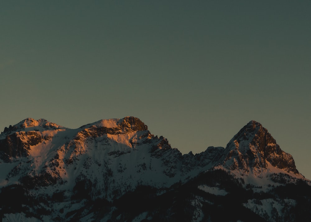 Brauner und weißer Berg tagsüber unter blauem Himmel