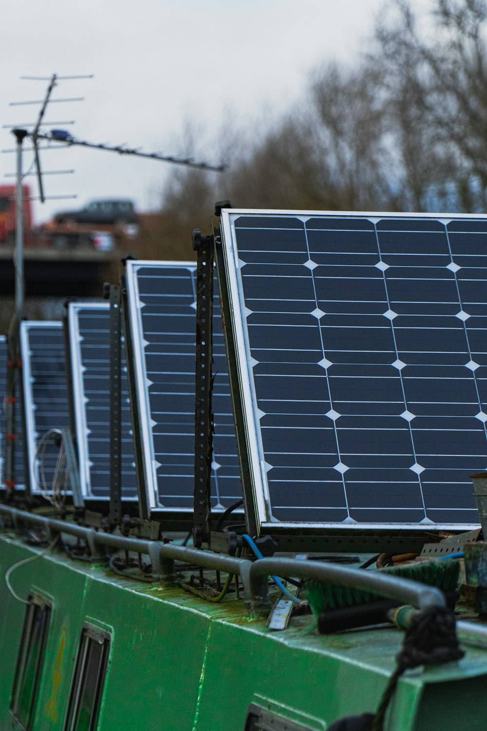 Paneles solares azules sobre marco de metal verde