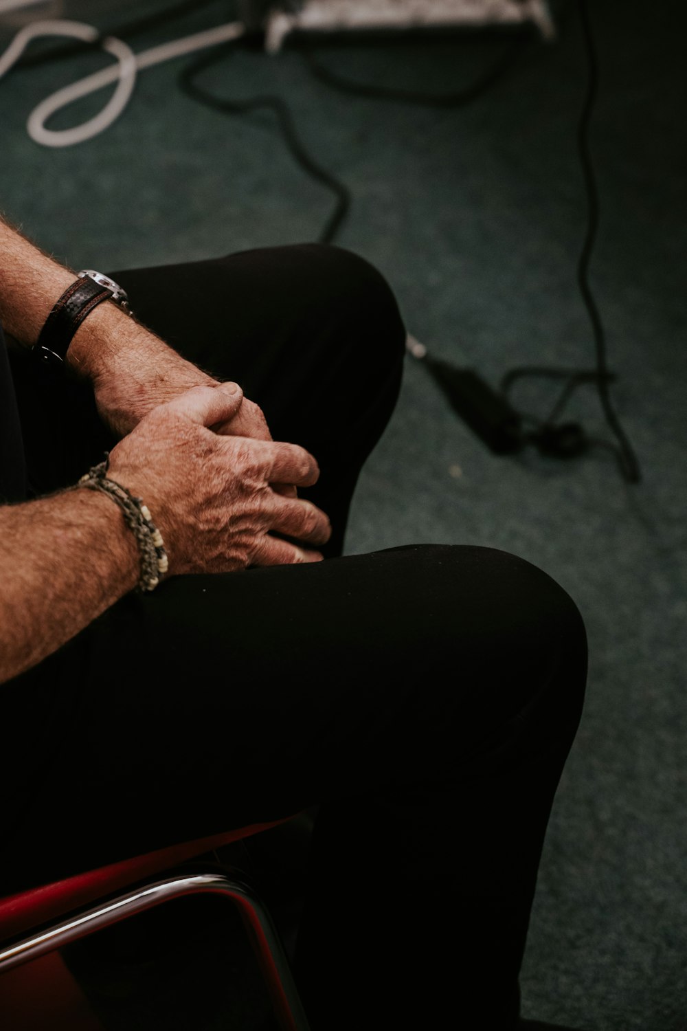 personne portant une montre bracelet à maillons d’argent