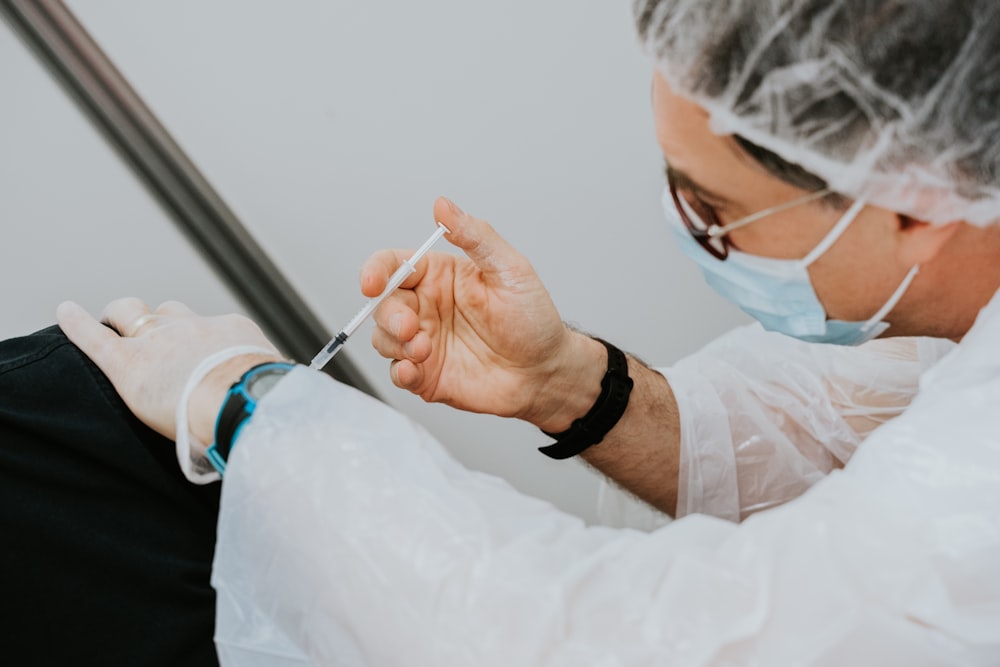 Person im weißen Langarmhemd mit grauem Stift