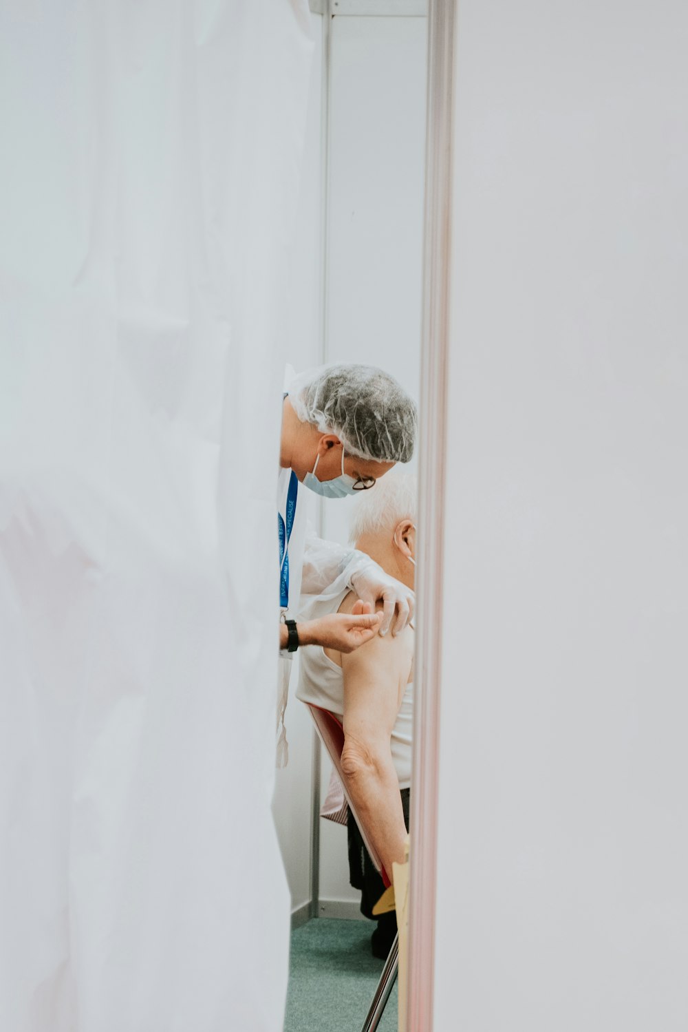 menino na camisa azul e máscara branca segurando o tecido branco