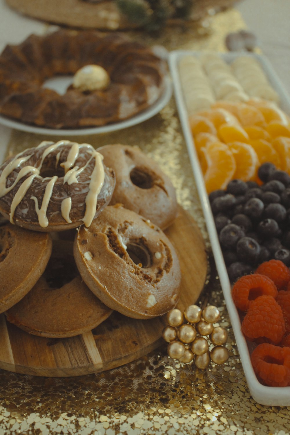 donuts marrons na bandeja de aço inoxidável