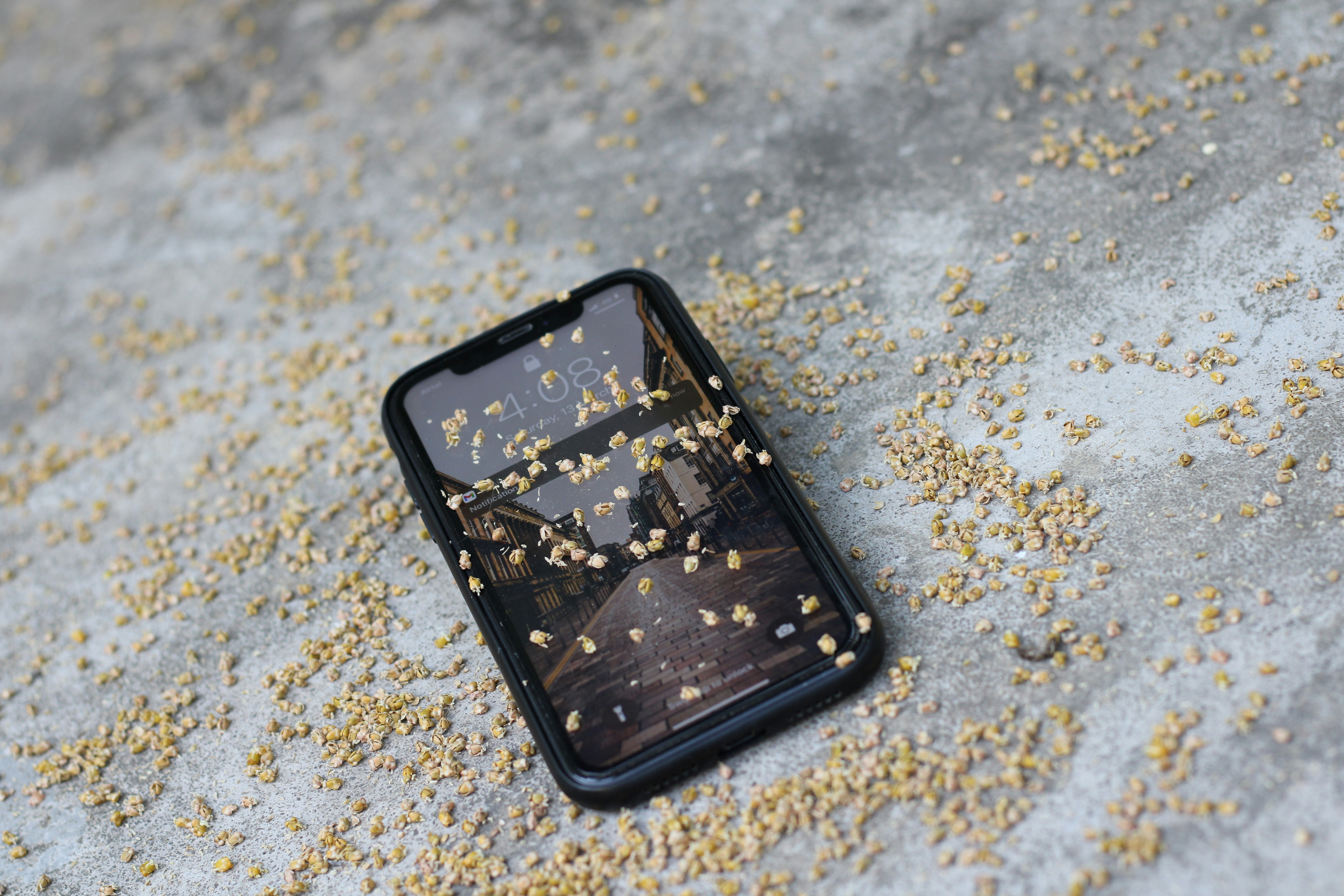 白と黒の大理石のテーブルに黒の Iphone ケースの写真 Unsplashで見つけるシッダールス シン ハナムコンダの無料写真