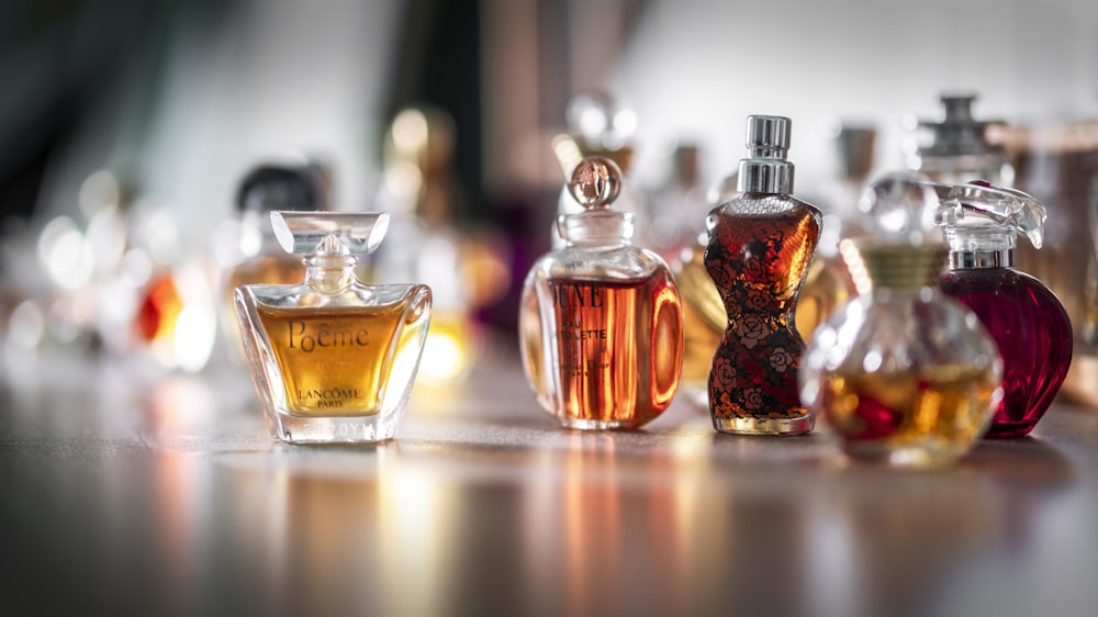 Fotografía de enfoque selectivo de frasco de perfume de vidrio transparente