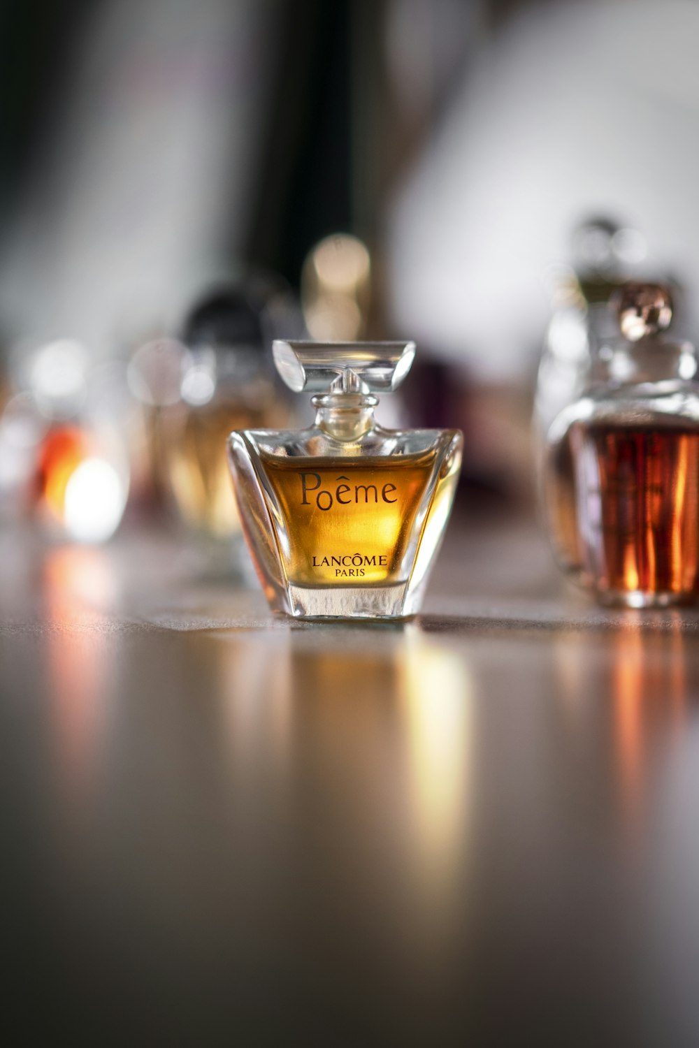 Foto Frasco de perfume de vidro transparente na mesa de madeira marrom –  Imagem de Perfum grátis no Unsplash