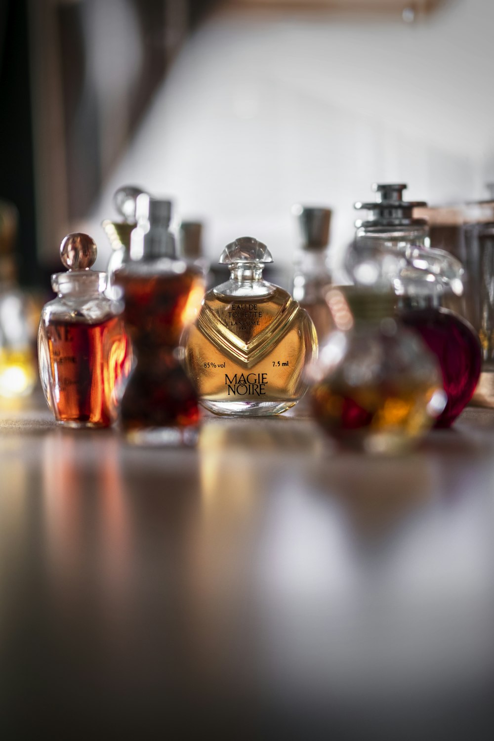 Clear glass perfume bottle with red ribbon photo – Free Vereinigtes  königreich Image on Unsplash