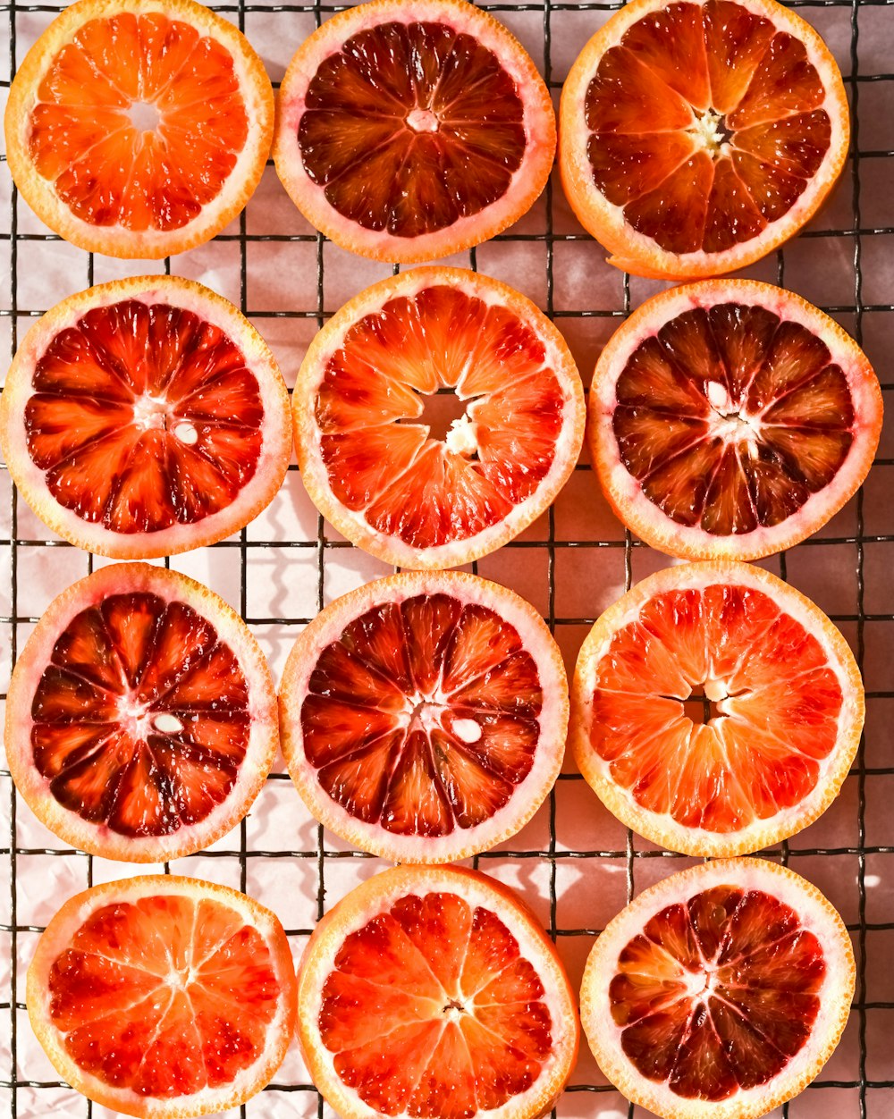 frutta arancione a fette su superficie bianca