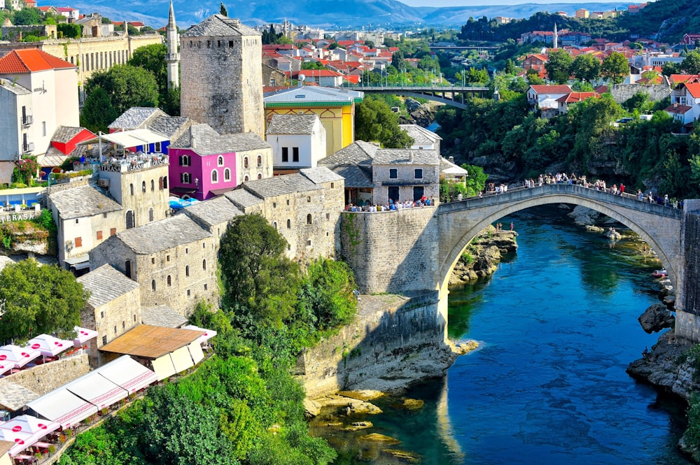 edificio in cemento bianco e marrone vicino allo specchio d'acqua durante il giorno