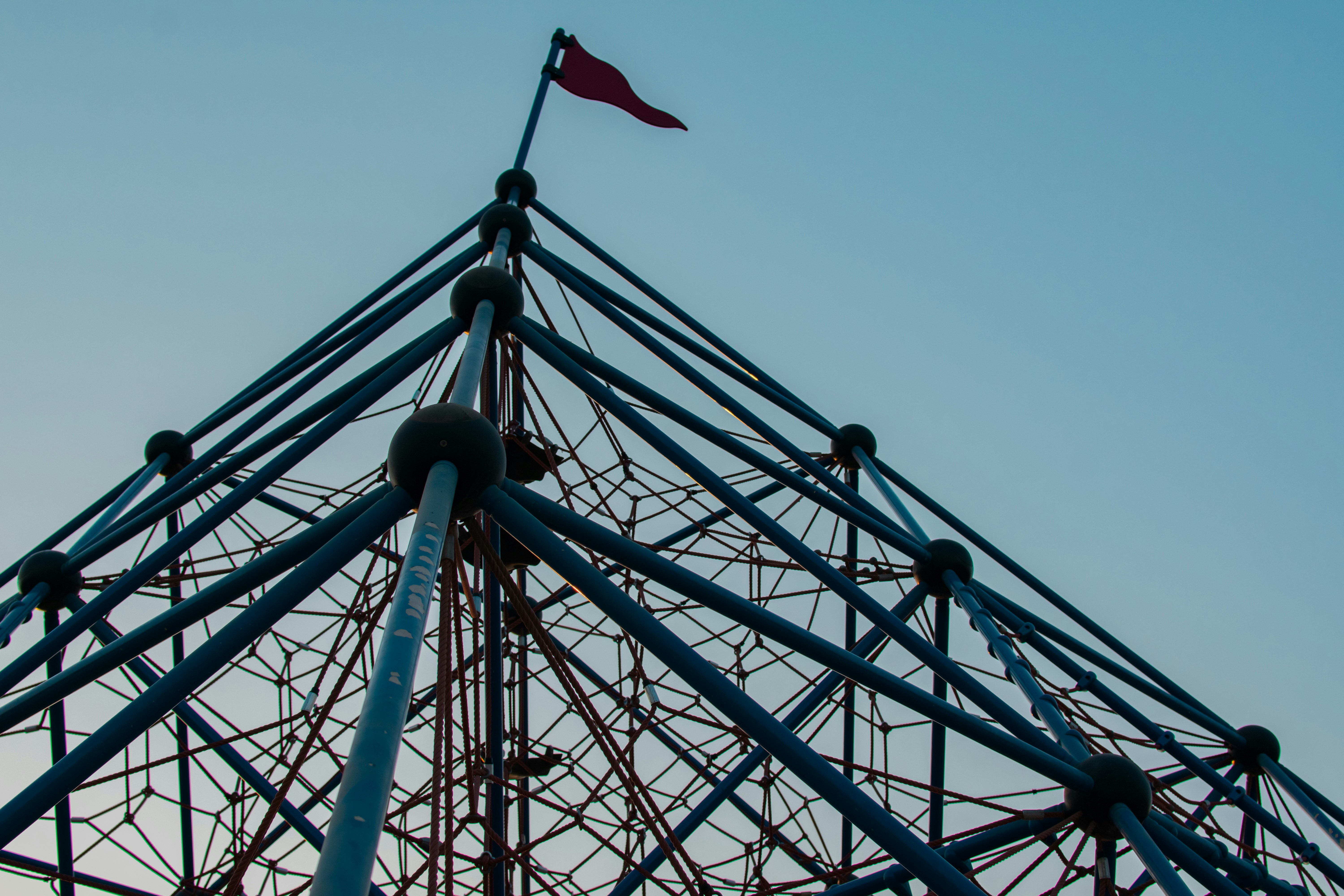 Bendera merah di menara logam biru