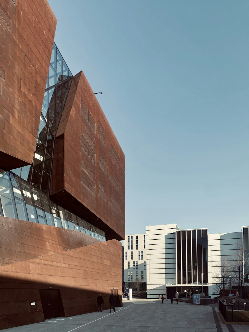 Edificio de hormigón marrón durante el día