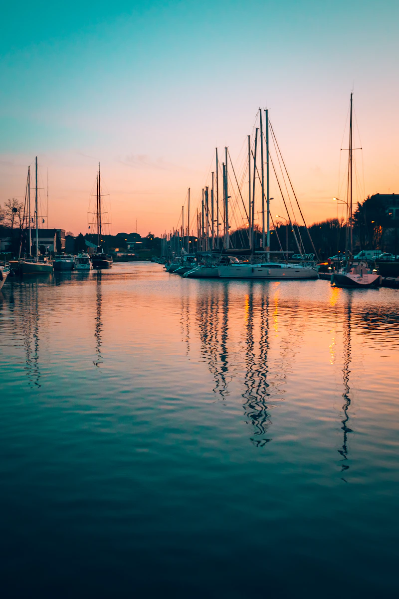 Voilier dans le Golfe du Morbihan au coucher du soleil