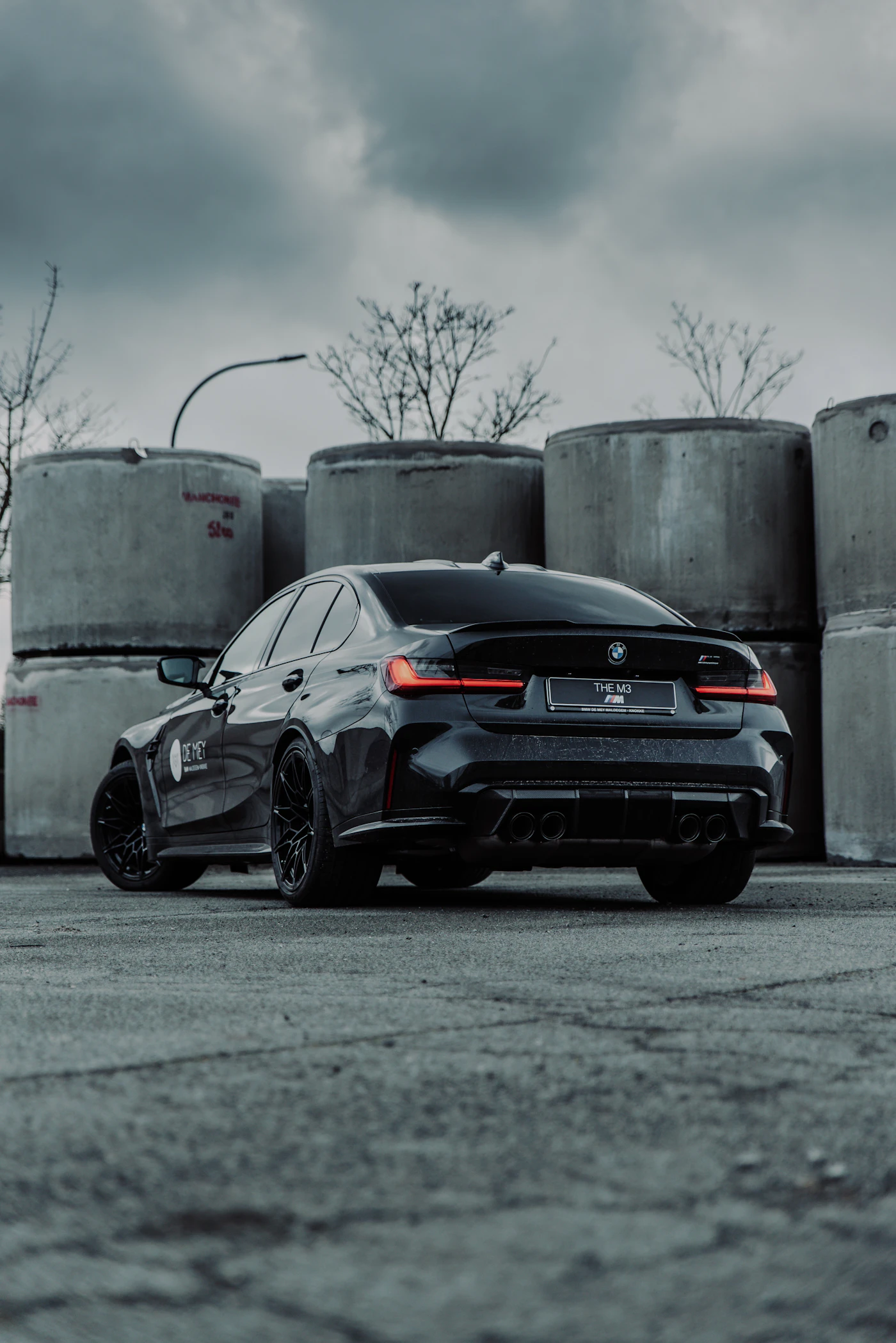BMW M3 coupe e zezë me xhama të errët