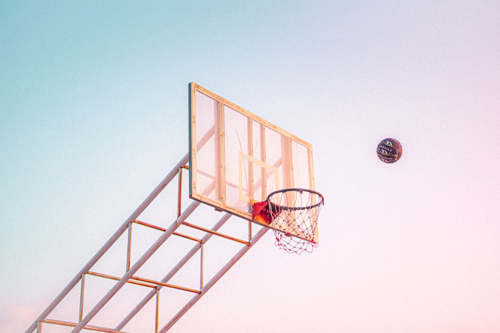 Aro de baloncesto bajo el cielo azul durante el día