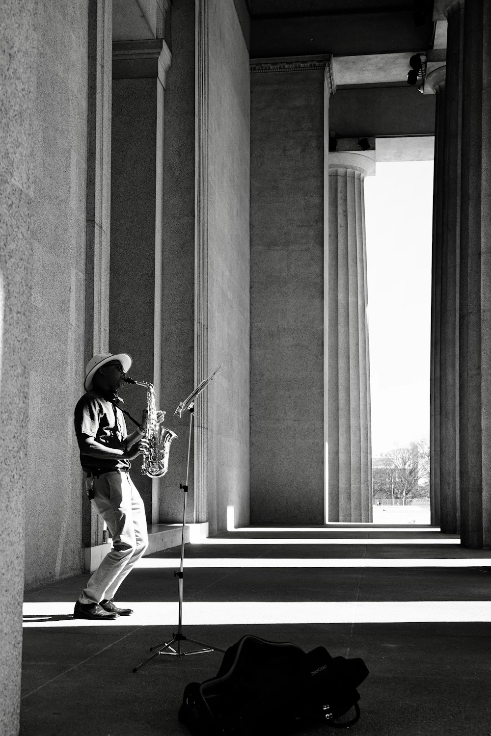 Homme en veste noire et blanche jouant de la trompette