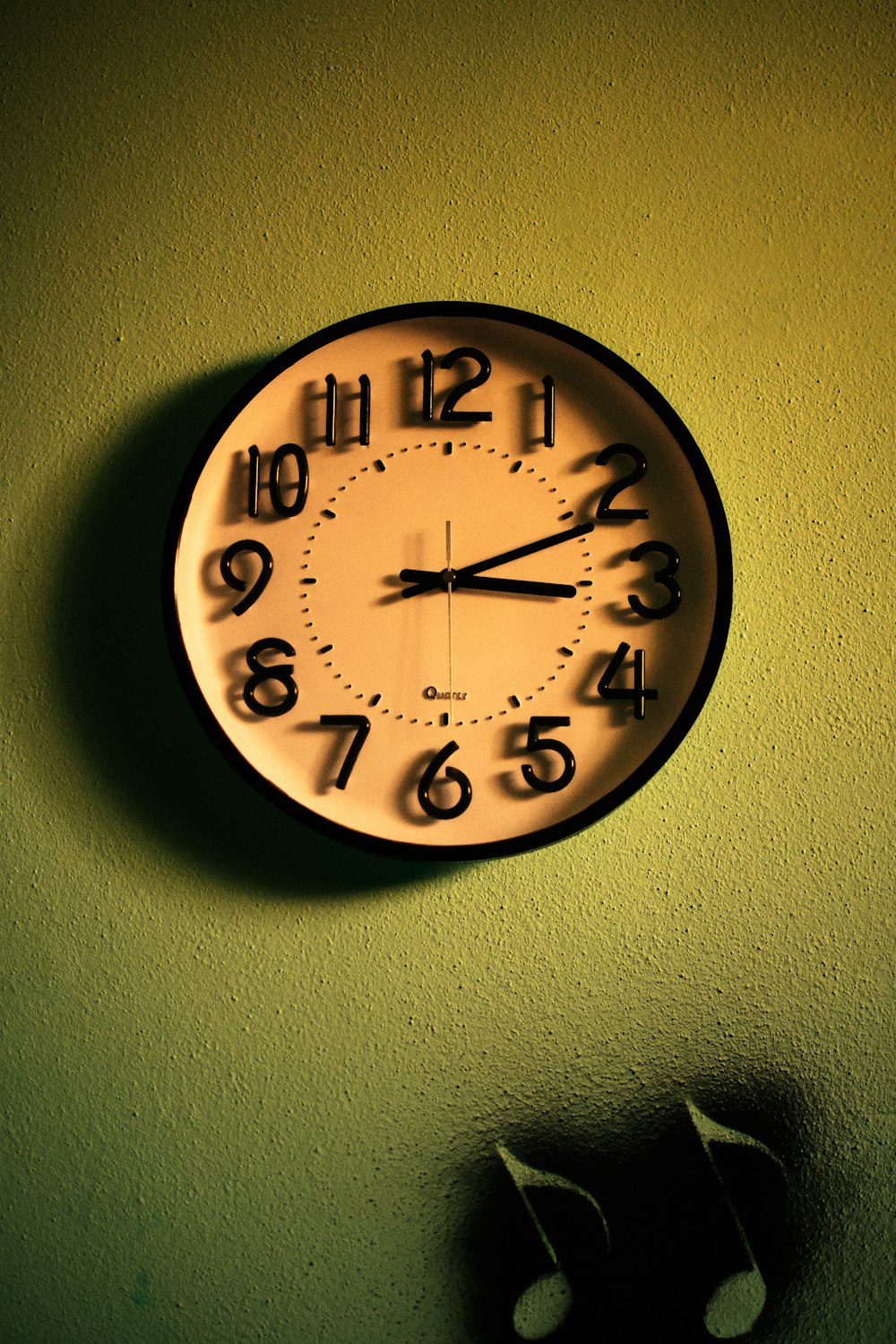 black round analog wall clock at 10 00