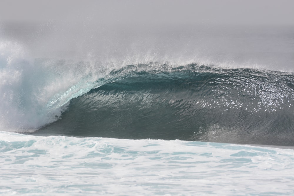 ocean waves crashing on shore during daytime