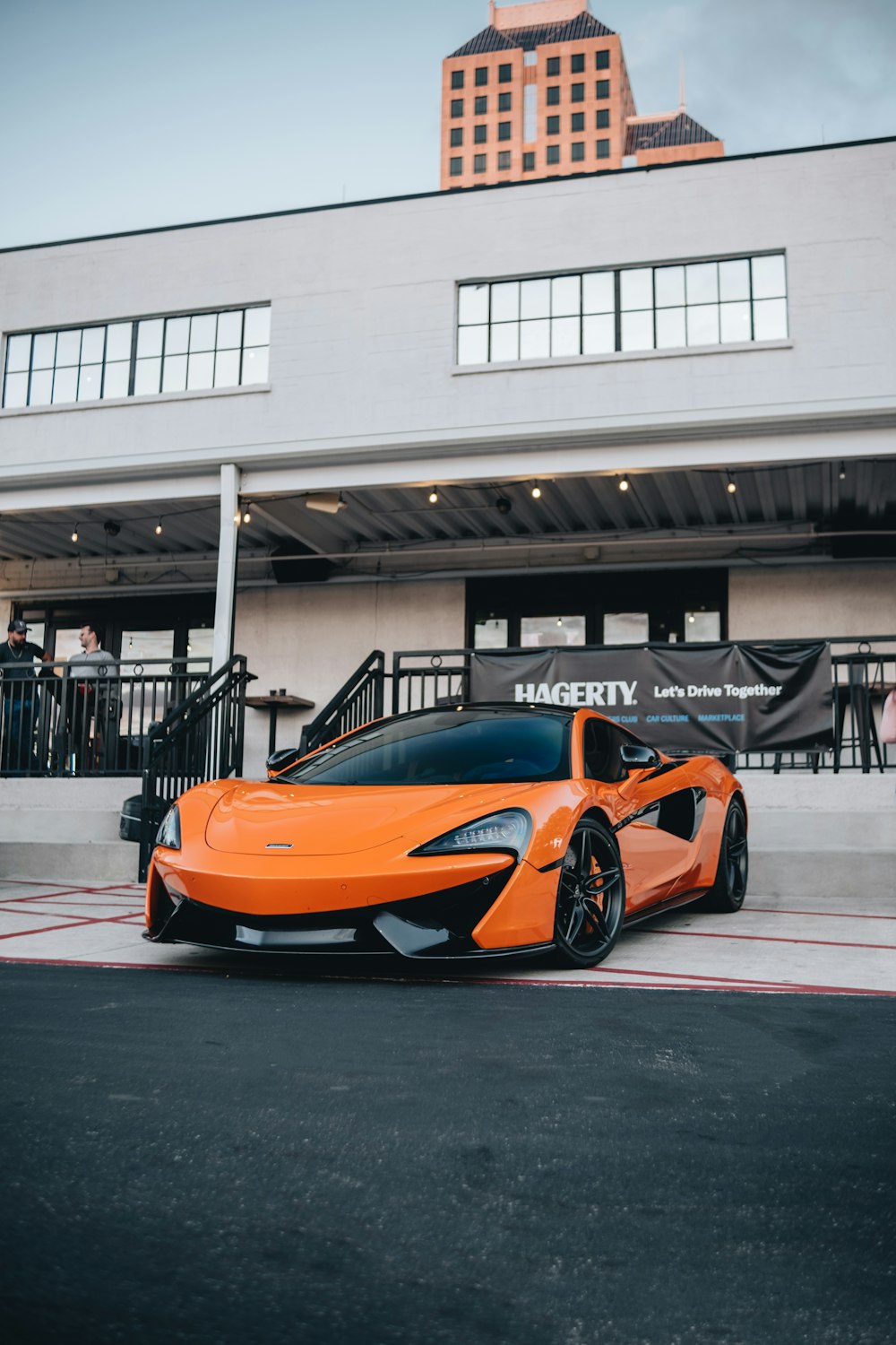 orangefarbener Lamborghini Aventador im Gebäude geparkt