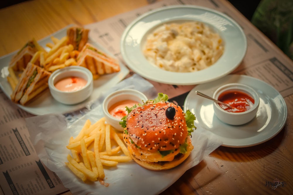 Hamburger con patatine fritte su piatto di ceramica bianca