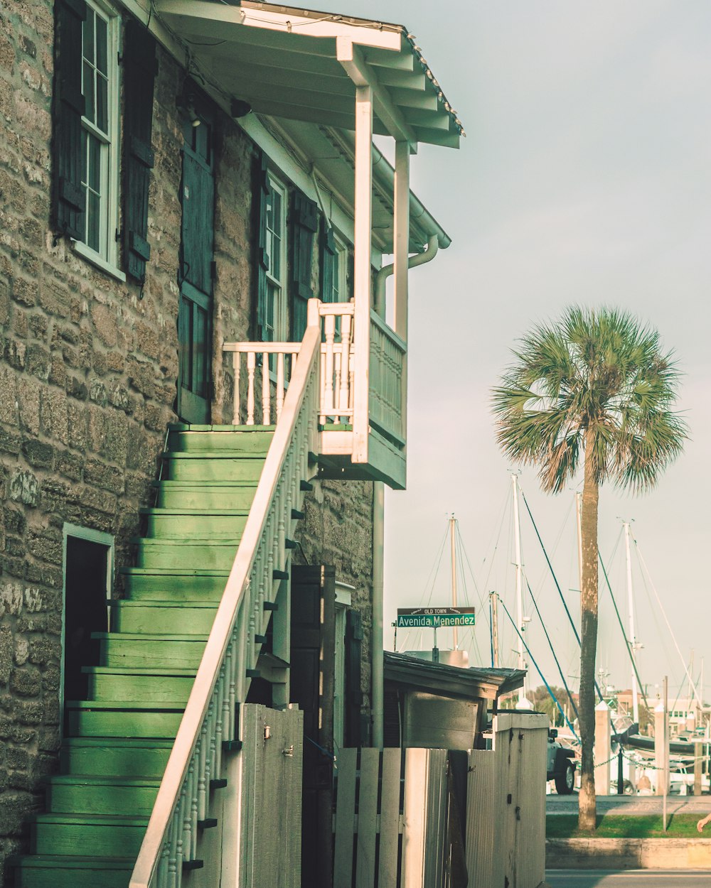 Escaliers en bois vert et blanc