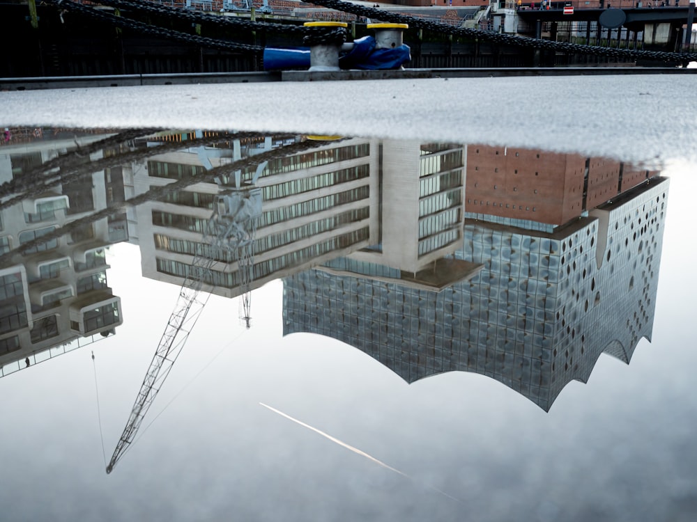 Bâtiment blanc et noir sous ciel blanc